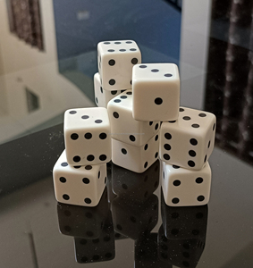 Dados Mini de Resina Negros y Blancos de 20 mm de Alta Calidad al por Mayor, D6 con Puntos Estándar - Product Image 2