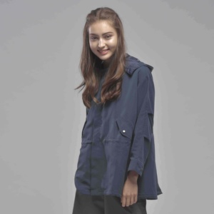 Manteau chic pour femmes ODM avant court et long dos boutonné pour l'automne tissu tissé respirant - Product Image 1