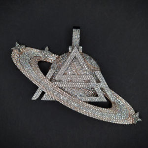 Pendentif Planète Saturne en Moissanite Argentée et Diamants, Bijou de Luxe Hip Hop pour Fêtes et Événements, Breloque Tendance Personnalisée Bling - Product Image 3