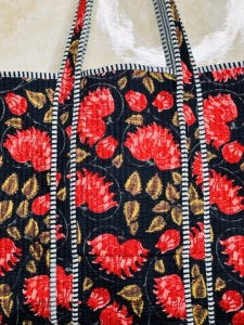 Sac fourre-tout matelassé élégant fait main |   Sac à bandoulière en coton |   Sac fourre-tout artisanal pour les voyages, le shopping et l'usage quotidien - Product Image 4