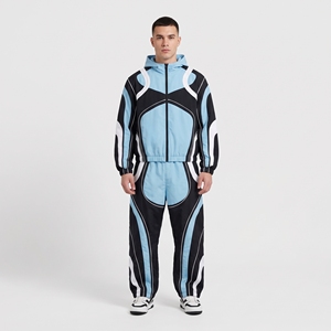 Survêtement athlétique moderne pour homme bleu ciel et noir avec lignes blanches contrastées, sweat à capuche zippé et pantalon décontracté assorti - Product Image 1