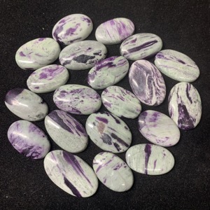 Rida Creations Kammererite Naturelle Cabochon Libre Blanc Violet Haute Qualité Certifié IGI Tailles Personnalisables Fabrication de Bijoux - Product Image 6