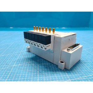 Vanne solénoïde pneumatique SMC VQ1100RY-5C, utilisée comme pièce détachée pour équipement semi-conducteur Legacy - Product Image 1