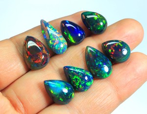 Opale noire éthiopienne attrayante, forme poire, éclat arc-en-ciel, opale noire chatoyante, taille 6-7 carats, cabochon - Product Image 4