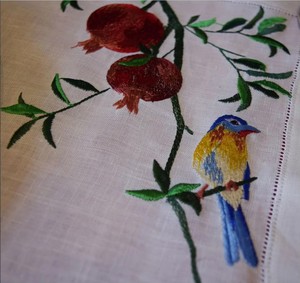Juego de Manteles Individuales y Servilletas de Lino Blanco de Lujo con Bordado Personalizado de Granada y Pájaro, con Dobladillo, para Hogar, Restaurantes y Eventos - Product Image 2