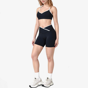 Ensemble de fitness pour femme, couleur unie contrastante, short taille haute croisé en V et brassière de sport dos nu à col en V - Product Image 1