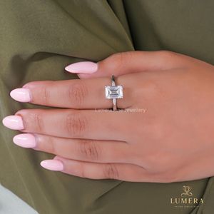 Bague de fiançailles en diamant de laboratoire taille émeraude certifié IGI avec halo caché pour femme, bague de demande en mariage, bague de promesse - Product Image 1