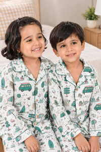Passendes bedrucktes Pyjama-Set für Kinder, Jungen und Mädchen, langärmliges Schlafanzug-Set mit Knopfleiste, süßes Cartoon-Auto-Print-Nachtwäsche-Set - Product Image 5
