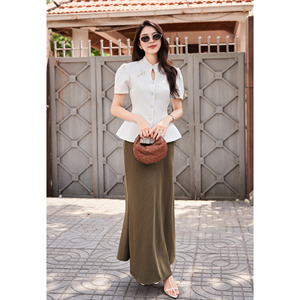 Blusa Elegante Blanca para Mujer con Cuello Mandarín y Abertura en el Escote, Estilo Peplum, para Oficina o Casual, Diseño Personalizado ODM OEM DORIS - Product Image 2
