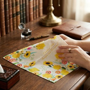 [K-ESSENTIALS] Foulard carré à fleurs jaunes en coton des années 60, 50x50cm, doux, écologique, écharpe multi-usages - Product Image 4