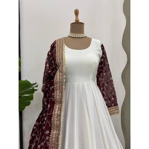 Robe Anarkali de créateur faite à la main pour les fêtes, coupe trapèze, en organza brodé avec des sequins, taille empire - Product Image 2