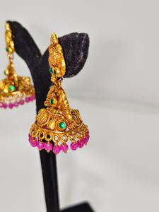 Boucles d'oreilles pendantes en or massif 22 carats, antiques, faites à la main avec des émeraudes vertes et des perles naturelles, bijoux de mariage classiques - Product Image 3