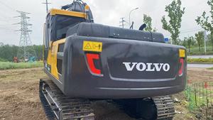 Excavadora de cadenas Volvo EC210 2022 con cazo de excavación, 21 toneladas de peso operativo, origen Corea, equipo de construcción usado. - Product Image 2