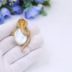 Magnifiques broches en laiton plaqué or de qualité supérieure avec zircon CZ pour hommes et garçons, collection mariage et cadeaux - Product Image 4
