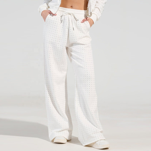 ชุดวอร์มผู้หญิงแบบมีฮู้ดประดับเพชรและกางเกงขายาวทรงบานผ้าฟลีซหนานุ่ม - Product Image 4