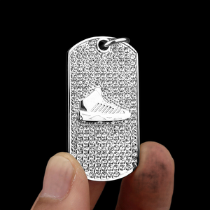 Pendentif de luxe en argent 925 avec cristaux de strass et breloque en forme de sneaker plaqué or, unisexe, pour usage quotidien, provenant d'Inde - Product Image 2