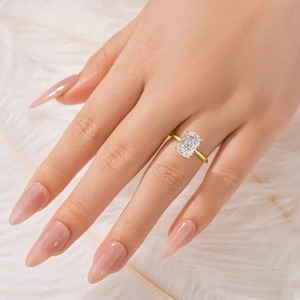 Anillo de Compromiso Clásico con Corte Cojín de Moissanita 925, Diseño Moderno, Chapado en Oro Amarillo sobre Plata de Ley para Mujer - Product Image 4