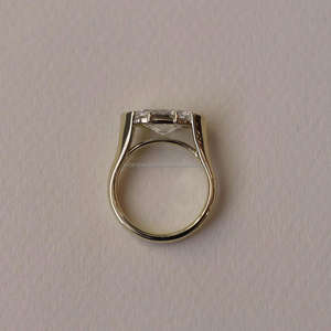 Anillo de Compromiso Solitario con Diamante Cultivado en Laboratorio de Corte Ovalado en Oro Amarillo, Anillo de Propuesta Elegante y Minimalista para Mujer, Joyería Fina - Product Image 2