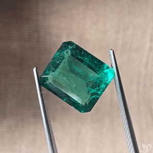 Pierre précieuse verte de laboratoire taille émeraude 5,78 carats, pierre lâche pour sertissage de bijoux sur mesure - Product Image 1