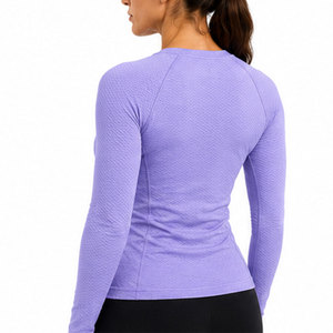 Camiseta de Compresión Deportiva para Mujer con Tela Resistente al Sudor, Ajuste Atlético que Abraza el Cuerpo y Rendimiento Elástico - Product Image 4