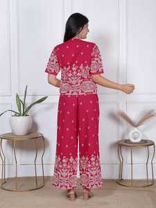 Ensemble coordonné premium pour femme, imprimé géométrique rouge, robe décontractée, veste courte et pantalon palazzo à jambes larges, idéal pour les vacances. - Product Image 3