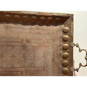 Bandeja Decorativa Rectangular de Latón con Patrón Abstracto Grabado y Asas Ornamentadas, Diseño Tradicional para Uso en Mesa - Product Image 4