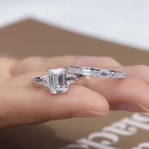 Anillo de Compromiso de Diamante Corte Esmeralda Platino con Diamantes Laterales, Estilo Clásico, Certificado IGI, Color D, para Mujer - Product Image 1
