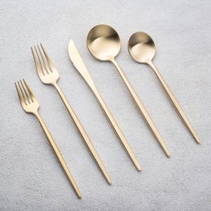 Juego de cubiertos de metal de acero inoxidable de alta calidad con construcción duradera para uso prolongado en la cocina y banquetes. - Product Image 1