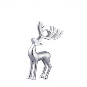 Escultura de Reno Hecha a Mano con Cuernos de Metal, Decoración Navideña Personalizada, Figura Decorativa Festiva para Interiores - Product Image 1