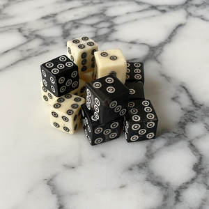 Dados redondos de hueso blanco de 12mm, 14mm, 16mm, 18mm, 20mm, 22mm al por mayor con puntos negros y diseño de letras de animales para juegos de mesa - Product Image 1