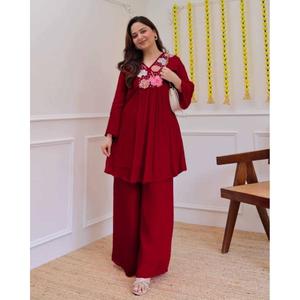 La temporada festiva requiere atuendos que brillen con la misma luminosidad que las celebraciones. Con este conjunto festivo de georgette puro, ¡estás listo para la fiesta! - Product Image 1