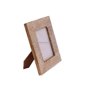 Marco de Fotos Rústico de Madera Acanalada |   Marco de Fotos Vertical de Mesa, Decorativo, Hecho a Mano, de Madera, para Sala de Estar - Product Image 1