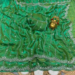 Exquisito Saree de Fiesta con Cuentas Doradas en Terciopelo Brillante de Seda Pura con Bordado Artesanal - Product Image 2