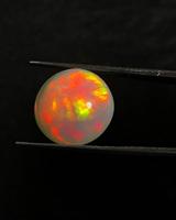 Opale d'Éthiopie naturelle multicolore et chatoyante, cabochon rond.