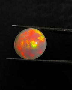 Opale d'Éthiopie naturelle multicolore et chatoyante, cabochon rond. - Product Image 3