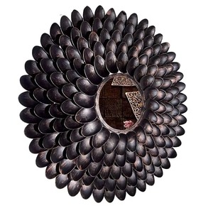 La simplicidad moderna de los marcos de espejos metálicos resalta las opciones de diseño intencionadas, que son asombrosamente elaboradas por artesanos indios expertos. - Product Image 1