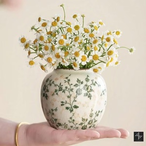 Jarrón de Cerámica con Estampado Floral Encantador, Silueta Redonda, Diseño Botánico Delicado y Acento de Inspiración Vintage para Decoración del Hogar - Product Image 1