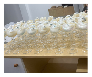 แก้วเปลือกหอยพรีเมียมพร้อมฐานแก้วไวน์สำหรับงานปาร์ตี้ งานแต่งงาน และการตกแต่งสไตล์ชายทะเล - Product Image 1