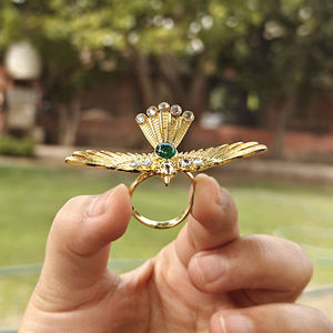 แหวนค็อกเทลประดับพลอยออนิกซ์สีเขียวทรงสวยงาม พร้อมเพชร CZ ประดับตกแต่ง แหวนทองเหลืองชุบทอง 18k ปรับขนาดได้ รูปนกอินทรีบิน - Product Image 5