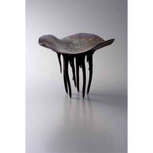 Bol de service élégant et de haute qualité, plaqué or, avec motifs de fleurs de lys Cala et éléments noirs, idéal pour les fruits et les aliments. - Product Image 3