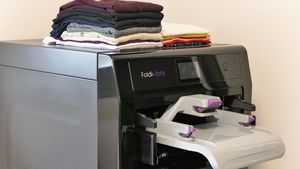 Machine à plier les vêtements Foldimate, version noire, pour usage commercial - Product Image 2