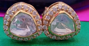 Pendientes triangulares de lujo chapados en oro con piedra polki blanca, joyería de plata de ley, pendientes para fiesta, regalo para ella, regalo de compromiso. - Product Image 6