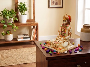 Nirmala Handicrafts - Estatua de Resina Hecha a Mano del Dios Hanuman Meditando para Mesa |   Ídolo de Bajrangbali sentado para decoración del templo en casa - Product Image 2