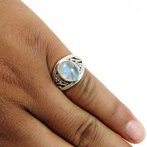 Anillo de piedra lunar arcoíris genuina de forma ovalada en plata de ley 925, hecho a mano, diseño clásico, estilo bohemio, para él y para ella. - Product Image 3