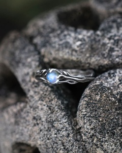 ชุดแหวนมูนสโตน เลีย จู แหวนเงินสเตอร์ลิง ได้รับการรับรองจาก IGI ดีไซน์วินเทจแบบอาร์ตเดโค เรียบหรู สวยงาม เหมาะสำหรับงานแต่งงานและงานหมั้น - Product Image 6