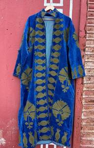 Manteau long en velours bleu roi fait main sur mesure avec broderie appliquée motif grenade vert olive, style vintage, vente en gros - Product Image 3