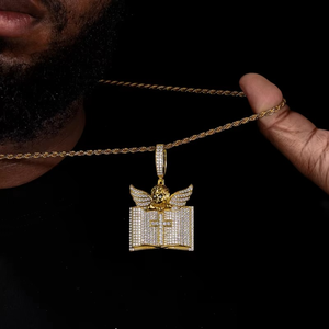 Pendentif religieux pour homme en argent 925, en forme de livre ouvert avec ailes d'ange chrétien et micro-pavé de moissanite taille ronde - Product Image 2