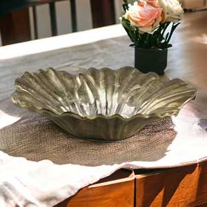Bol en métal fait main, design vintage poli, idéal pour la décoration intérieure - Product Image 1
