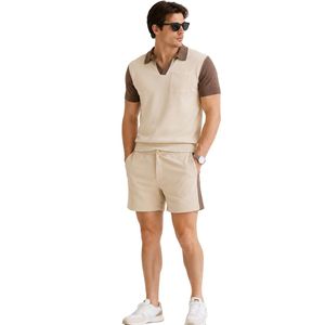 Ensemble polo et short pour homme beige et moka, poche contrastée, tenue décontractée d'été en deux pièces, logo personnalisé, vêtements de sport haut de gamme - Product Image 1