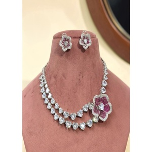 Ensemble collier et boucles d'oreilles tendance en laiton plaqué argent de haute qualité avec zircon, idéal pour les mariages et les soirées - Product Image 1